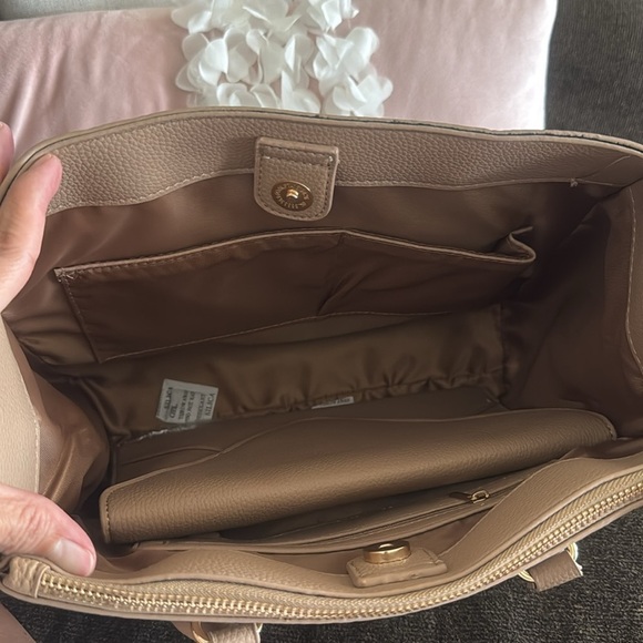 DISCOUNTED  Tan Handbag 2 in 1 Set. Has slight stain on side so DISCOUNTED - Picture 3 of 3
